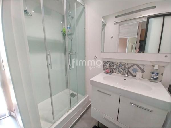 Maison deux pièces avec extérieurs et places de parking