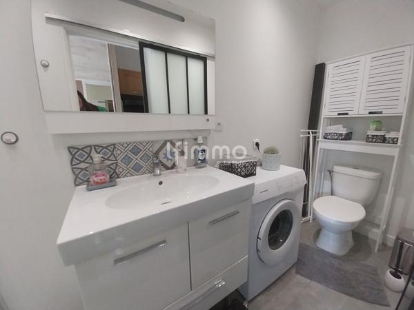 Maison deux pièces avec extérieurs et places de parking