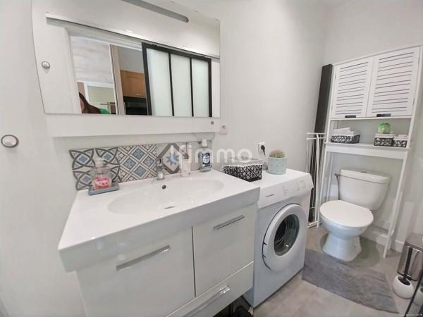 Maison deux pièces avec extérieurs et places de parking