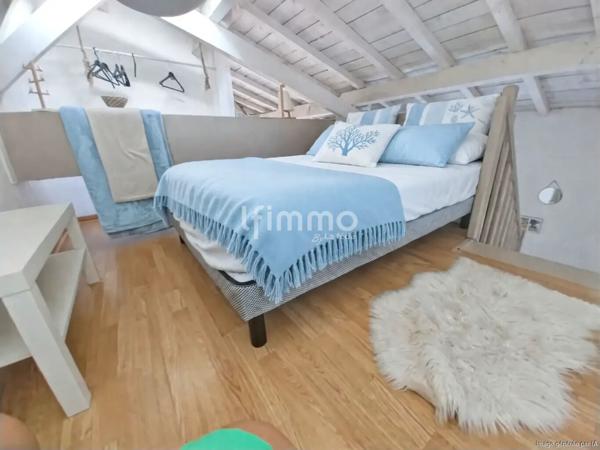 Maison deux pièces avec extérieurs et places de parking