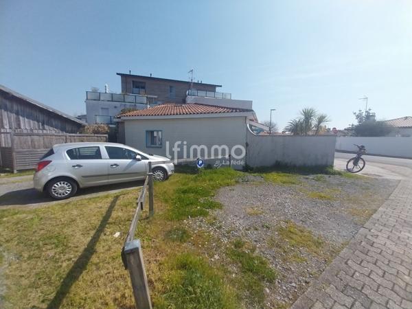 Maison deux pièces avec extérieurs et places de parking