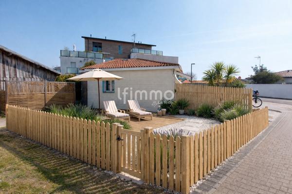 Maison deux pièces avec extérieurs et places de parking