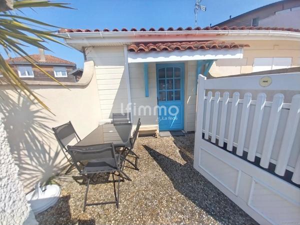 Maison deux pièces avec extérieurs et places de parking