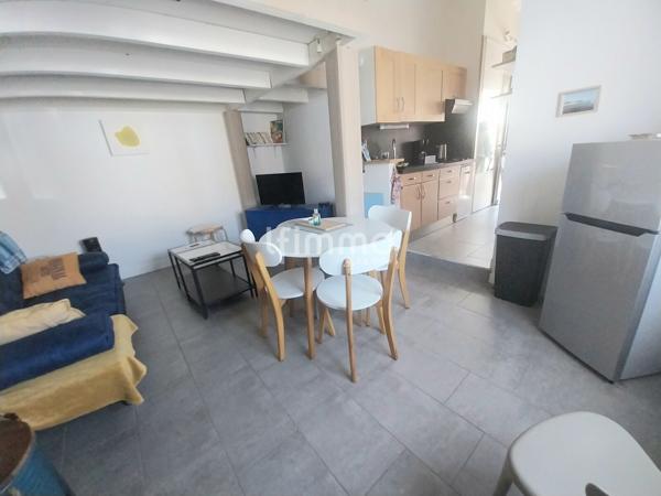 Maison deux pièces avec extérieurs et places de parking