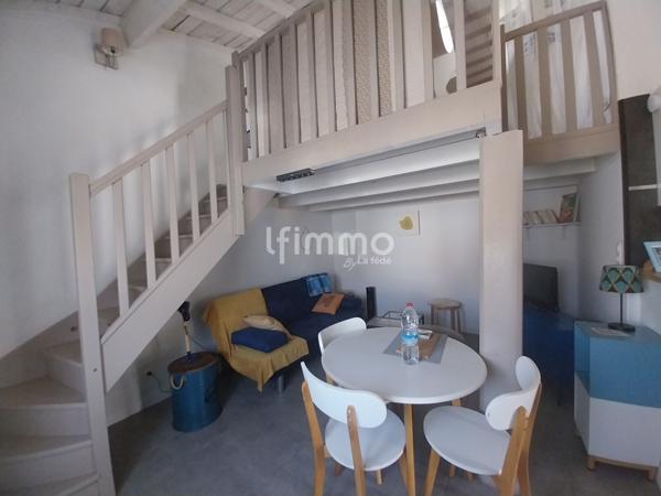 Maison deux pièces avec extérieurs et places de parking