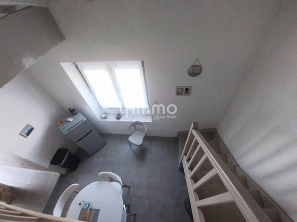 Maison deux pièces avec extérieurs et places de parking