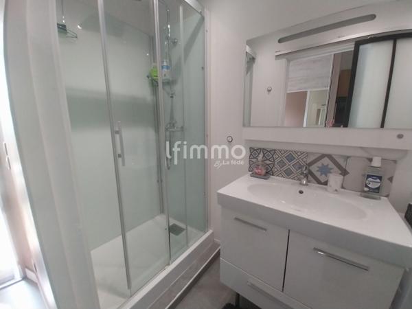 Maison deux pièces avec extérieurs et places de parking