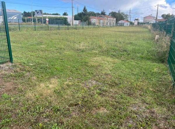 LUCON 85400 TERRAIN PLAT ET CLOS 755M² AVEC EDF EN ZONE ARTISANALE AVEC FORTE VISIBILITE ET ACCES FACILE