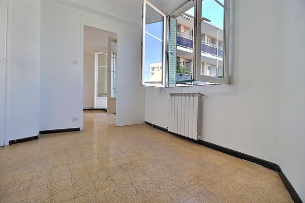 MARSEILLE 8 - SECTEUR LE ROUET - APPARTEMENT 5 PIECES - LUMINEUX - 2 BALCONS - 4 CHAMBRES - CAVE -