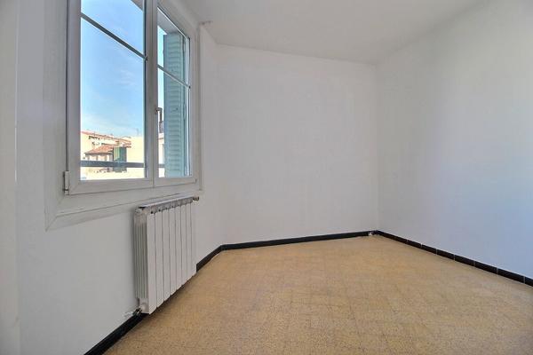 MARSEILLE 8 - SECTEUR LE ROUET - APPARTEMENT 5 PIECES - LUMINEUX - 2 BALCONS - 4 CHAMBRES - CAVE -