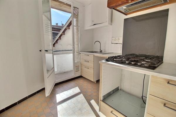 MARSEILLE 8 - SECTEUR LE ROUET - APPARTEMENT 5 PIECES - LUMINEUX - 2 BALCONS - 4 CHAMBRES - CAVE -