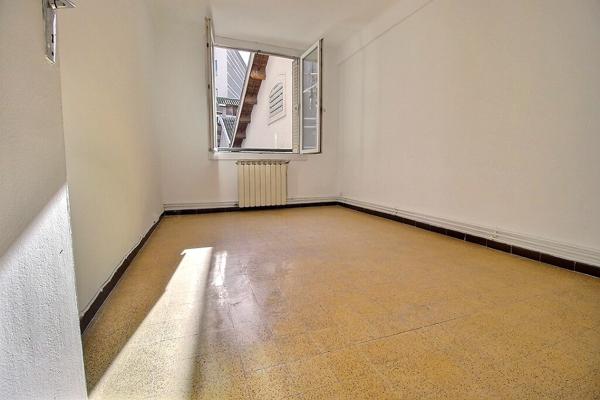 MARSEILLE 8 - SECTEUR LE ROUET - APPARTEMENT 5 PIECES - LUMINEUX - 2 BALCONS - 4 CHAMBRES - CAVE -