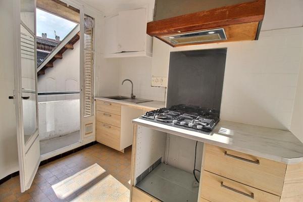 MARSEILLE 8 - SECTEUR LE ROUET - APPARTEMENT 5 PIECES - LUMINEUX - 2 BALCONS - 4 CHAMBRES - CAVE -