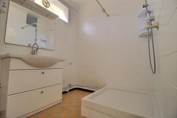 MARSEILLE 8 - SECTEUR LE ROUET - APPARTEMENT 5 PIECES - LUMINEUX - 2 BALCONS - 4 CHAMBRES - CAVE -