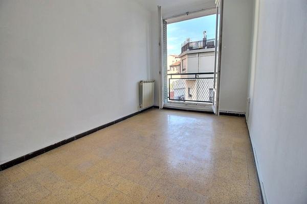 MARSEILLE 8 - SECTEUR LE ROUET - APPARTEMENT 5 PIECES - LUMINEUX - 2 BALCONS - 4 CHAMBRES - CAVE -