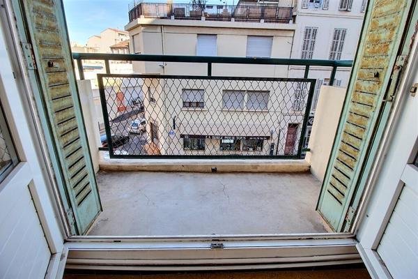 MARSEILLE 8 - SECTEUR LE ROUET - APPARTEMENT 5 PIECES - LUMINEUX - 2 BALCONS - 4 CHAMBRES - CAVE -