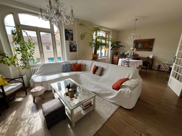 Maison de caractère en centre-ville, avec garage et terrasses