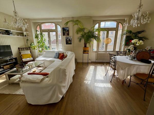 Maison de caractère en centre-ville, avec garage et terrasses