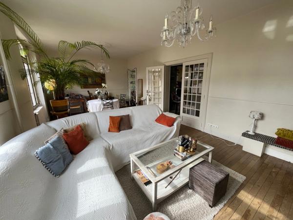 Maison de caractère en centre-ville, avec garage et terrasses