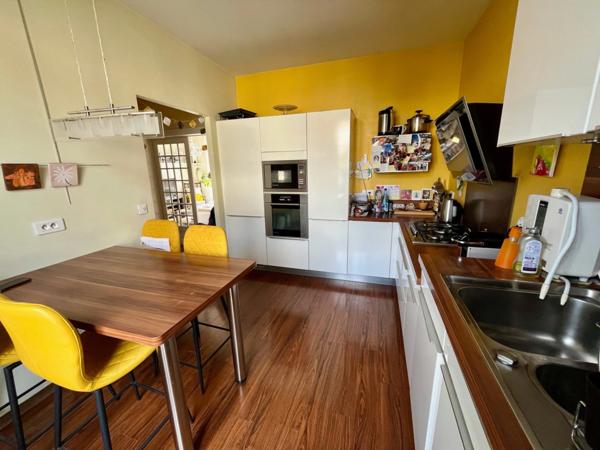 Maison de caractère en centre-ville, avec garage et terrasses