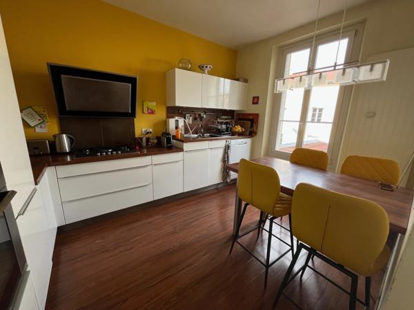 Maison de caractère en centre-ville, avec garage et terrasses