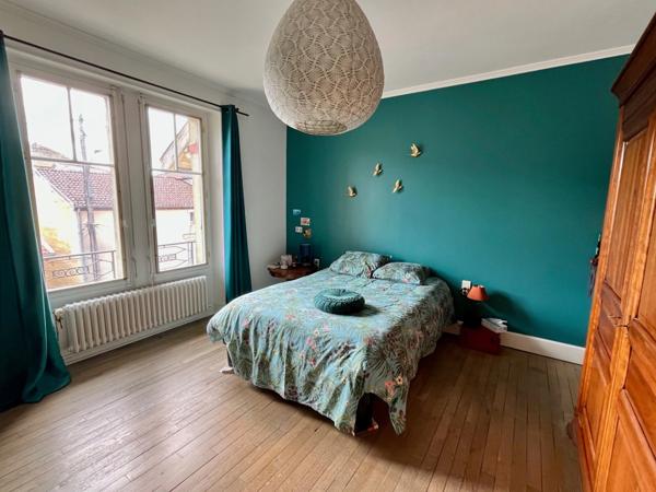 Maison de caractère en centre-ville, avec garage et terrasses