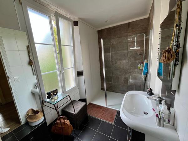 Maison de caractère en centre-ville, avec garage et terrasses