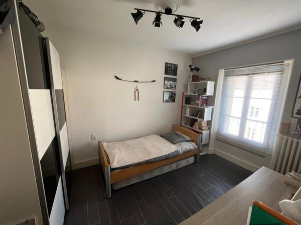 Maison de caractère en centre-ville, avec garage et terrasses