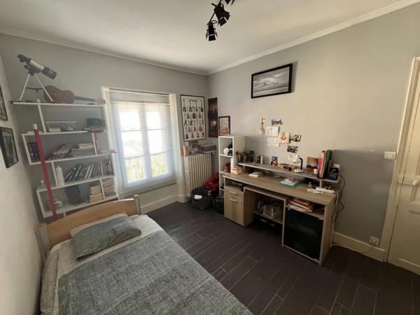 Maison de caractère en centre-ville, avec garage et terrasses