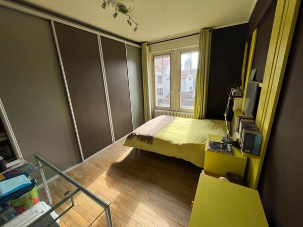 Maison de caractère en centre-ville, avec garage et terrasses