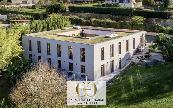 Sarlat-la-Canéda (24200) Villa d'architecte. Atypique et ethnique: 280 m2 hab sur 2700 m2 de terrain.