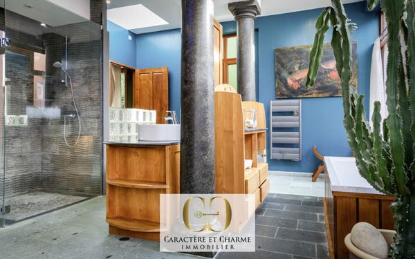 Sarlat-la-Canéda (24200) Villa d'architecte. Atypique et ethnique: 280 m2 hab sur 2700 m2 de terrain.