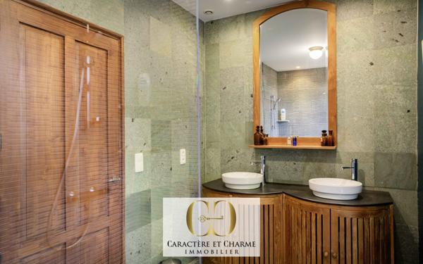 Sarlat-la-Canéda (24200) Villa d'architecte. Atypique et ethnique: 280 m2 hab sur 2700 m2 de terrain.