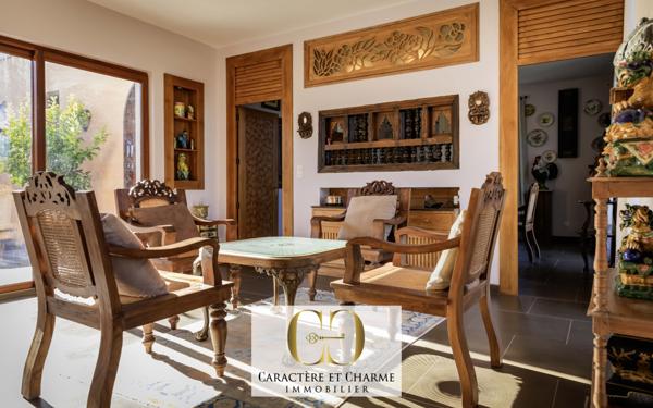 Sarlat-la-Canéda (24200) Villa d'architecte. Atypique et ethnique: 280 m2 hab sur 2700 m2 de terrain.