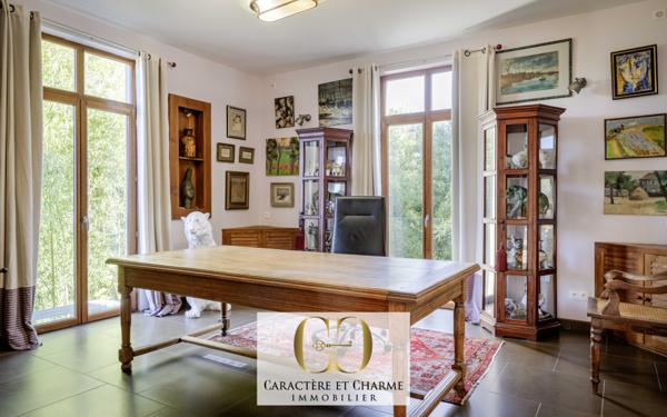 Sarlat-la-Canéda (24200) Villa d'architecte. Atypique et ethnique: 280 m2 hab sur 2700 m2 de terrain.