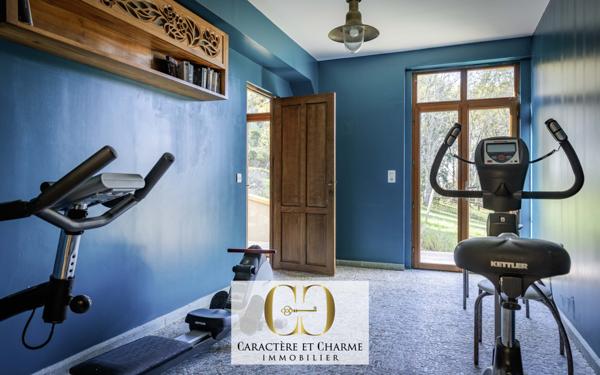 Sarlat-la-Canéda (24200) Villa d'architecte. Atypique et ethnique: 280 m2 hab sur 2700 m2 de terrain.