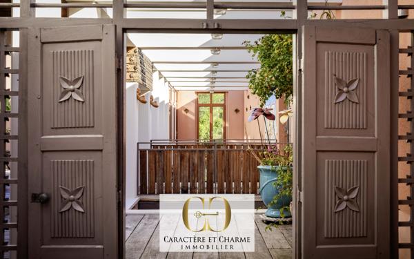 Sarlat-la-Canéda (24200) Villa d'architecte. Atypique et ethnique: 280 m2 hab sur 2700 m2 de terrain.