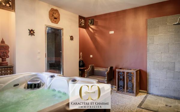 Sarlat-la-Canéda (24200) Villa d'architecte. Atypique et ethnique: 280 m2 hab sur 2700 m2 de terrain.