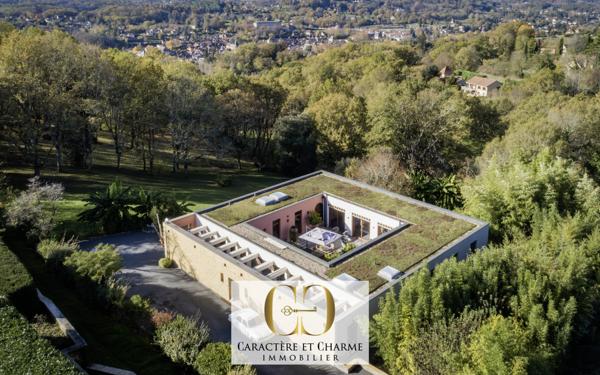 Sarlat-la-Canéda (24200) Villa d'architecte. Atypique et ethnique: 280 m2 hab sur 2700 m2 de terrain.