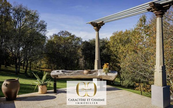 Sarlat-la-Canéda (24200) Villa d'architecte. Atypique et ethnique: 280 m2 hab sur 2700 m2 de terrain.