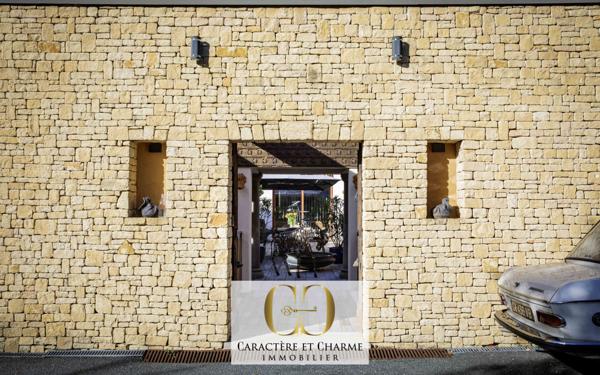 Sarlat-la-Canéda (24200) Villa d'architecte. Atypique et ethnique: 280 m2 hab sur 2700 m2 de terrain.