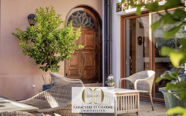 Sarlat-la-Canéda (24200) Villa d'architecte. Atypique et ethnique: 280 m2 hab sur 2700 m2 de terrain.