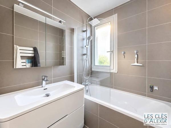 T3 - VILLEURBANNE - TRAVERSANT DE 58,31 M² – VUE DÉGAGÉE - AVEC CAVE ET PARKING