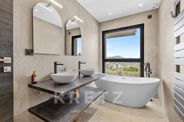 Sainte-Maxime, Villa récente au Sémaphore.