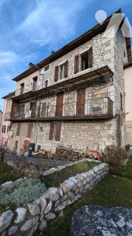 Immeuble composé de 3 appartements + caves en sous-sol 