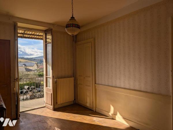 Immeuble composé de 3 appartements + caves en sous-sol 