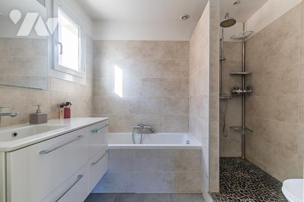 Charmante maison lumineuse avec jardin sans vis-à-vis, 3 chambres, garage proche commerces et écoles