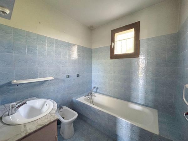 Maison Daux 5 pièce(s) 100 m2 sur 1500 m² de terrain constructible.