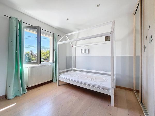 MAISON CLIMATISEE AVEC PISCINE ET JACUZZI- 150 m2 – EXTERIEUR 1300 m2 – 69330 MEYZIEU SECTEUR DU GRAND LARGE