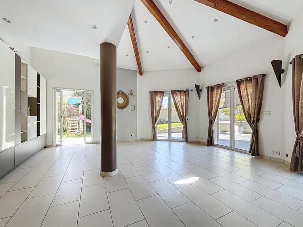 MAISON CLIMATISEE AVEC PISCINE ET JACUZZI- 150 m2 – EXTERIEUR 1300 m2 – 69330 MEYZIEU SECTEUR DU GRAND LARGE